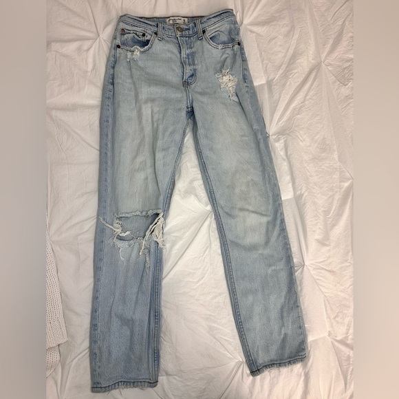 Abercrombie & Fitch High Rise Distressed Mom Jean in Light Wash Size 25 - Picture 9 of 13